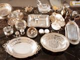 une table sur laquelle se trouvent de nombreux objets en argent