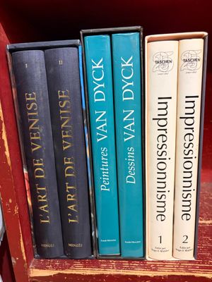 quatre livres posés sur une étagère