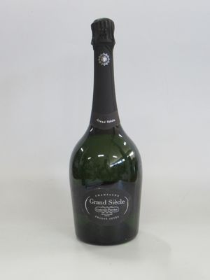 une bouteille de vin posée sur une table