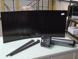 une photo d'un téléviseur à écran plat posé sur une table