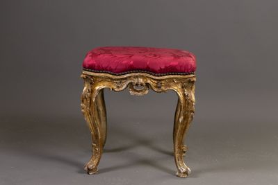 Tabouret en bois et stuc redorés à piètement sinueux, les ceintures ch