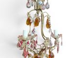 une image d'un lustre suspendu au plafond