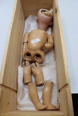 une boîte en bois contenant une poupée