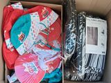 une boîte en carton remplie de vêtements et d'un chapeau