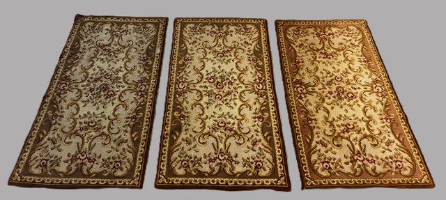 Trois petits tapis d’Aubusson au point noué pur laine. 140 X 73 c...