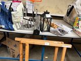 une table sur laquelle se trouvent de nombreux objets