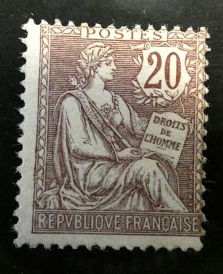 un gros plan d'un timbre représentant une femme
