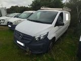 une camionnette blanche garée dans l'herbe