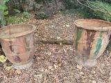 deux grands pots posés par terre l'un à côté de l'autre