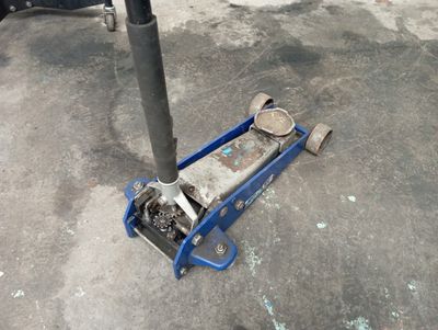 un jack bleu posé par terre à côté d'un poteau