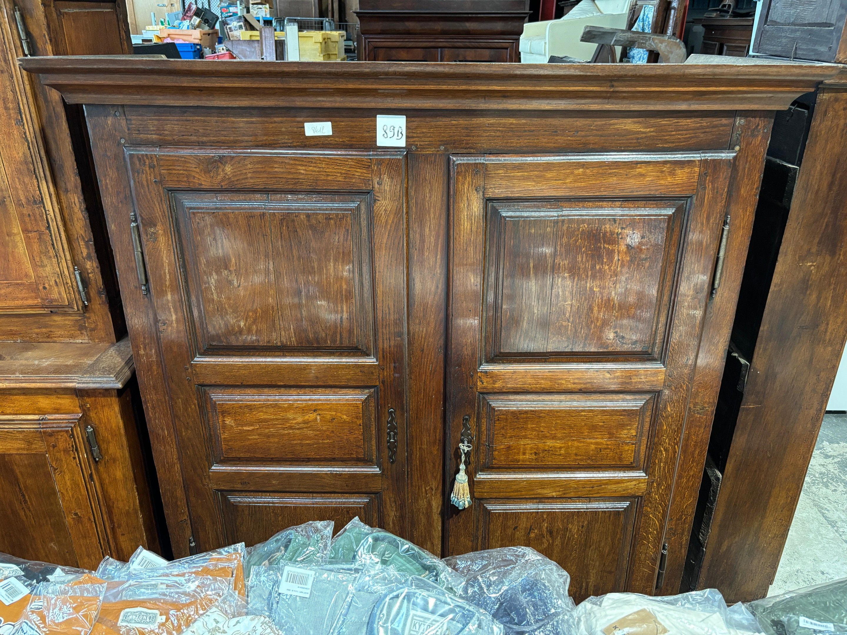 Armoire en bois naturel XIXe siècle Vendu sur requête volontaire, frais acheteur 25% TTC, pas de TVA récupérable