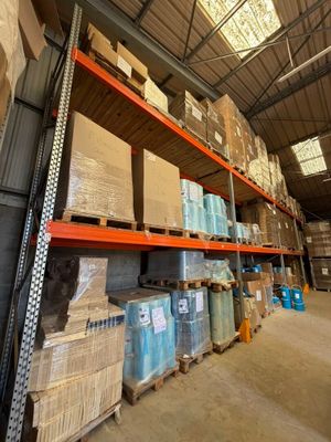 un grand entrepôt rempli de boîtes et de palettes
