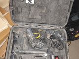 une caisse d'outils avec des outils à l'intérieur, posée sur le sol