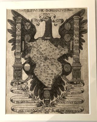 un vieux dessin en noir et blanc représentant un blason orné de deux oiseaux