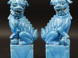 paire de chiens « foo foo » chinois en faïence émaillée bleue, sur socles
