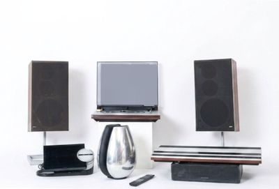 trois haut-parleurs et un ordinateur portable posés sur une table