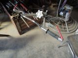 une machine posée à même le sol dans un garage