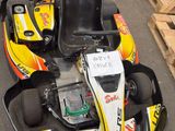 un kart de course garé dans un garage