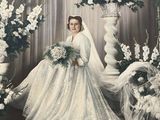une vieille photo d'une femme en robe de mariée