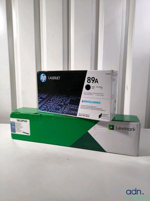 Deux cartouches de toner noires sont posées sur une table blanche