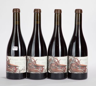 trois bouteilles de vin posées l'une à côté de l'autre sur une table