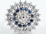gros plan d'une bague en diamant et saphir sur fond blanc