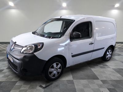 la photo d'une camionnette blanche garée dans une pièce