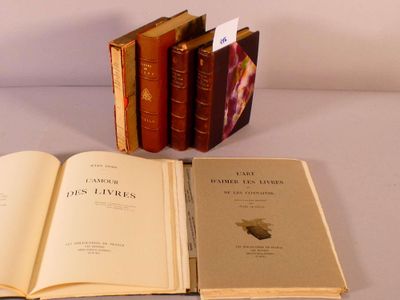 trois livres posés sur une table blanche, l'un à côté de l'autre