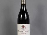 une bouteille de vin rouge posée sur une table