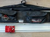 une photo d'une trousse à outils et d'outils posés sur une table