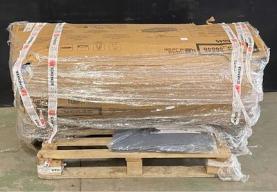 une palette remplie de cartons, placée sur une autre palette dans un entrepôt