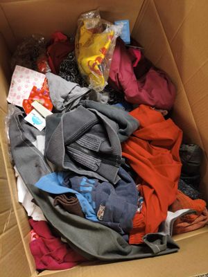 une boîte en carton remplie de vêtements et d'autres objets