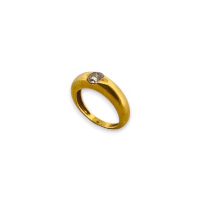Bague bandeau en or jaune 18K (750) sertie d'un diamant rond…