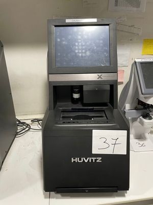 un ordinateur posé sur un bureau, équipé d'un écran