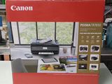 une imprimante Canon posée sur une table dans un magasin