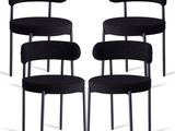 quatre chaises noires aux pieds noirs, sur fond blanc