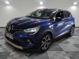 une voiture bleue garée sur le sol en damier d'un garage