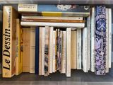 de nombreux livres qui se trouvent sur une étagère dans la pièce