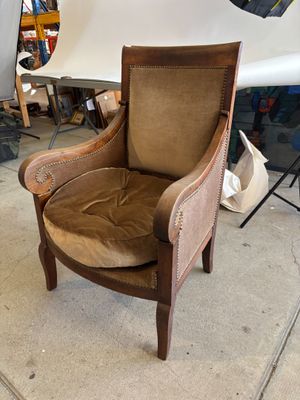 une chaise posée sur le sol d'une pièce