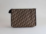 un sac à main marron et blanc avec une anse noire sur fond blanc
