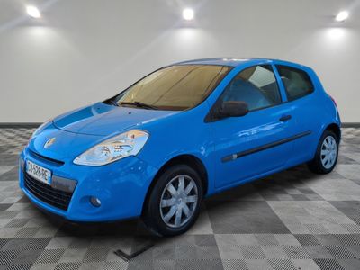 la petite voiture bleue est garée dans le garage sur un sol en damier