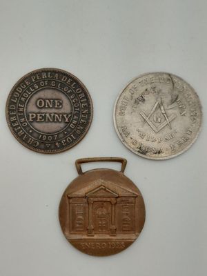 deux pièces et un penny posés sur une surface blanche