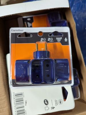 une boîte en carton contenant quelques appareils électroniques