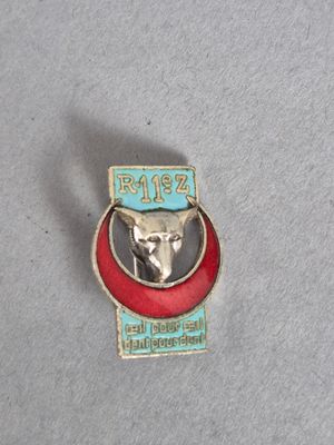 un pin's avec l'image d'un chien dessus