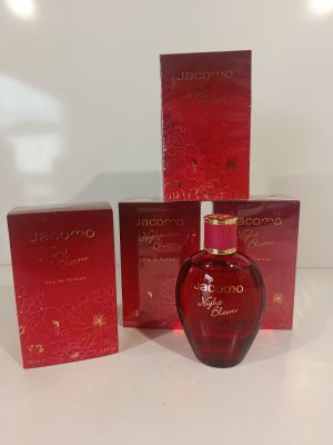 Les trois flacons de parfum sont posés les uns à côté des autres sur la table