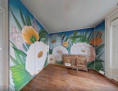 Ensemble de panneaux de toile peinte à décor fleuri.