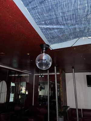 une boule à facettes suspendue au plafond d'une pièce