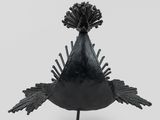 une image représentant une statue d'oiseau noir sur fond blanc