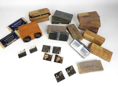 une image représentant une collection de vieilles photographies et d'autres objets posés sur une table