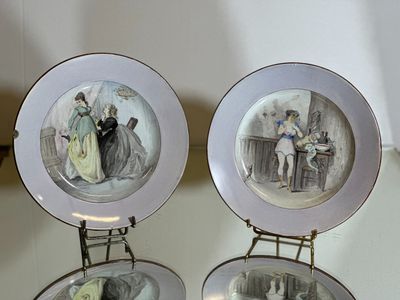 deux assiettes ornées de photos de personnes, posées sur une table